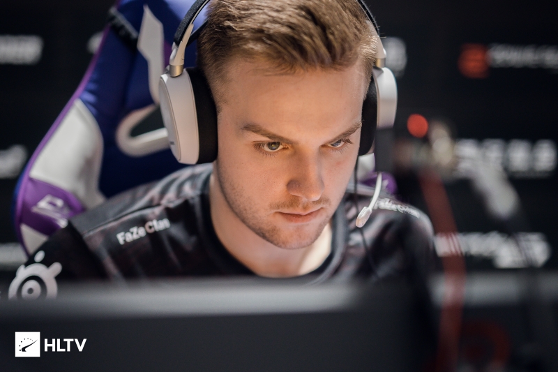 身背57万诈骗案逃犯在网吧看英雄联盟比赛时被抓